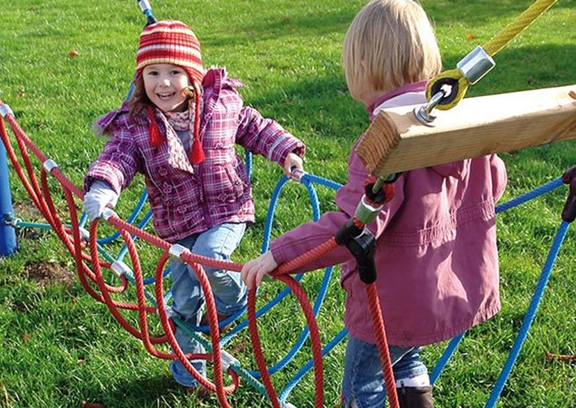 Climbing play – loop bridge for steel posts