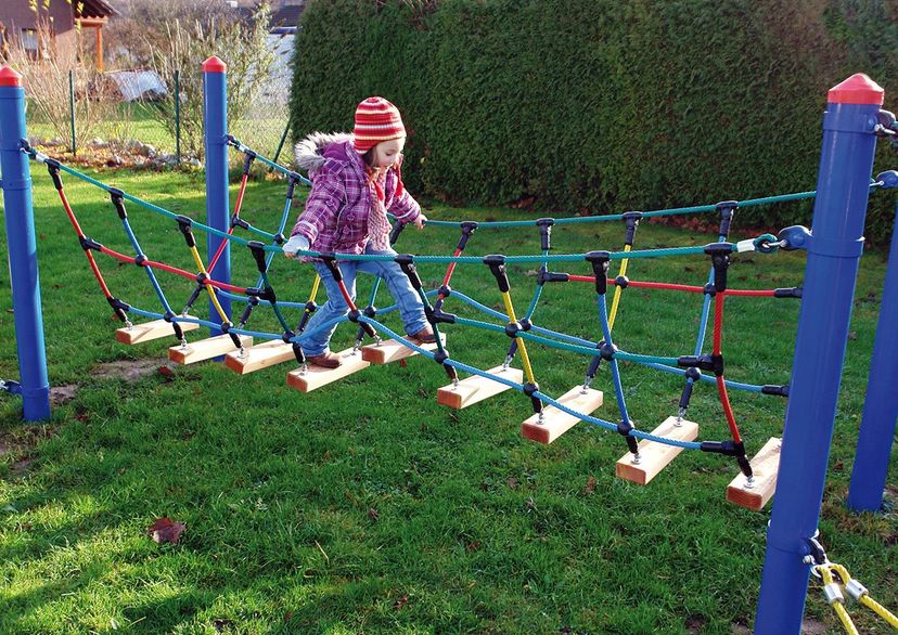 „Wooden catwalk“ adventure bridge