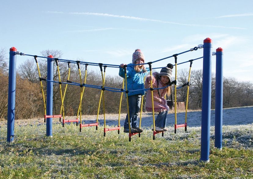 „Wobble rung“ adventure bridge