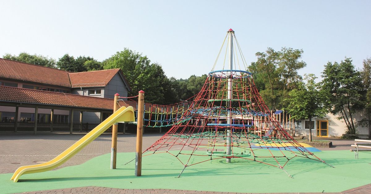 DINO 1 Rope Net Pyramid with Slide - Huck