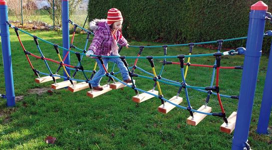 „Wooden catwalk“ adventure bridge